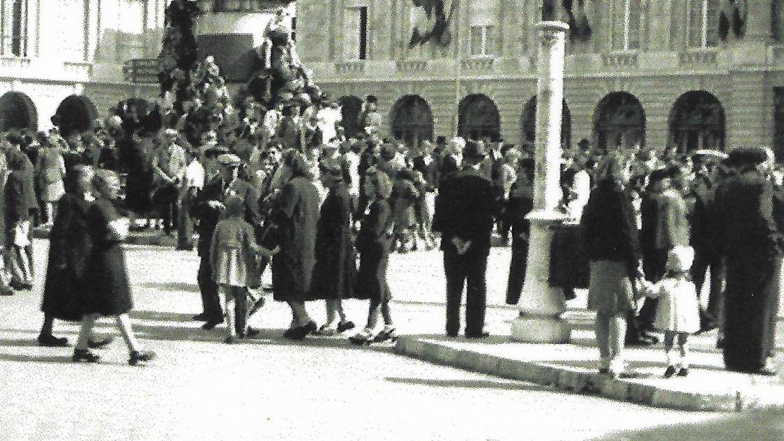 Reims. Premiers instants de libert&eacute;, place Royale,
le 30 ao&ucirc;t 1944.