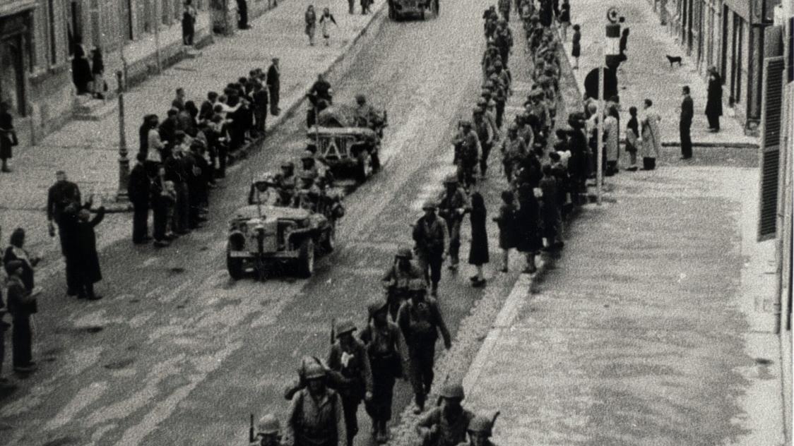A Ch&acirc;lons, les Am&eacute;ricains entrent dans la ville en passant sous la porte Sainte-Croix qu&rsquo;ils comparent &agrave; l&rsquo;Arc de Triomphe de Paris.