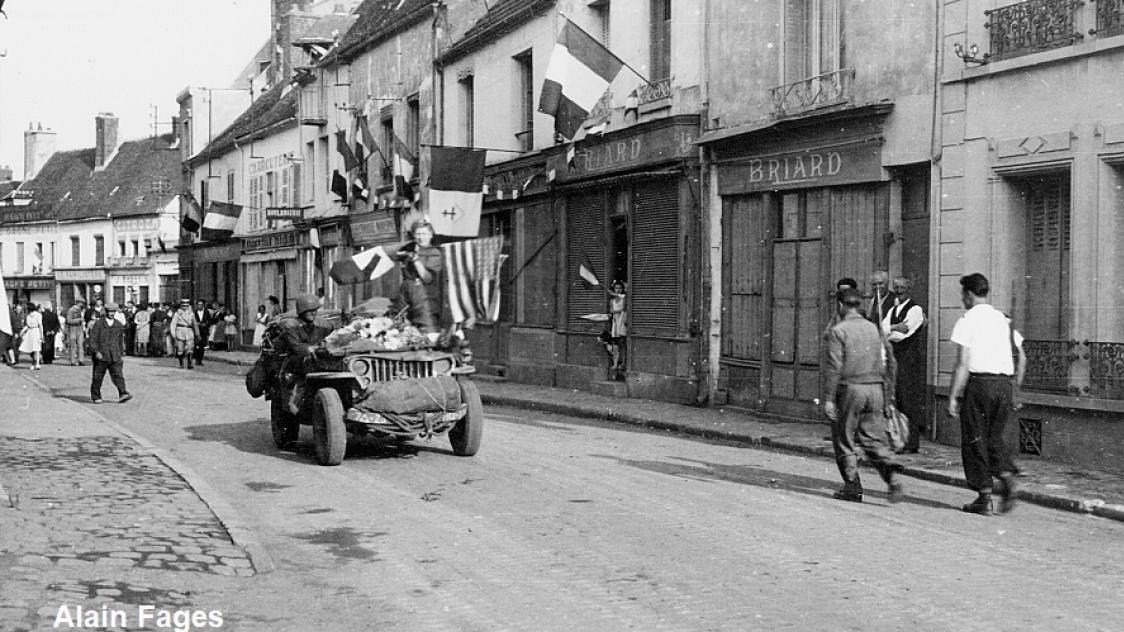 Montmirail. Cette photo nous a &eacute;t&eacute; confi&eacute;e par Alain Fages qui avait 10 ans &agrave; l&rsquo;&eacute;poque. Elle a &eacute;t&eacute; prise le 28 ao&ucirc;t 1944 par son p&egrave;re, lors de la Lib&eacute;ration de la ville. Il se souvient notamment de &laquo; l&rsquo;entr&eacute;e triomphale des Am&eacute;ricains &agrave; bord de Jeep et de halftrack &raquo;.