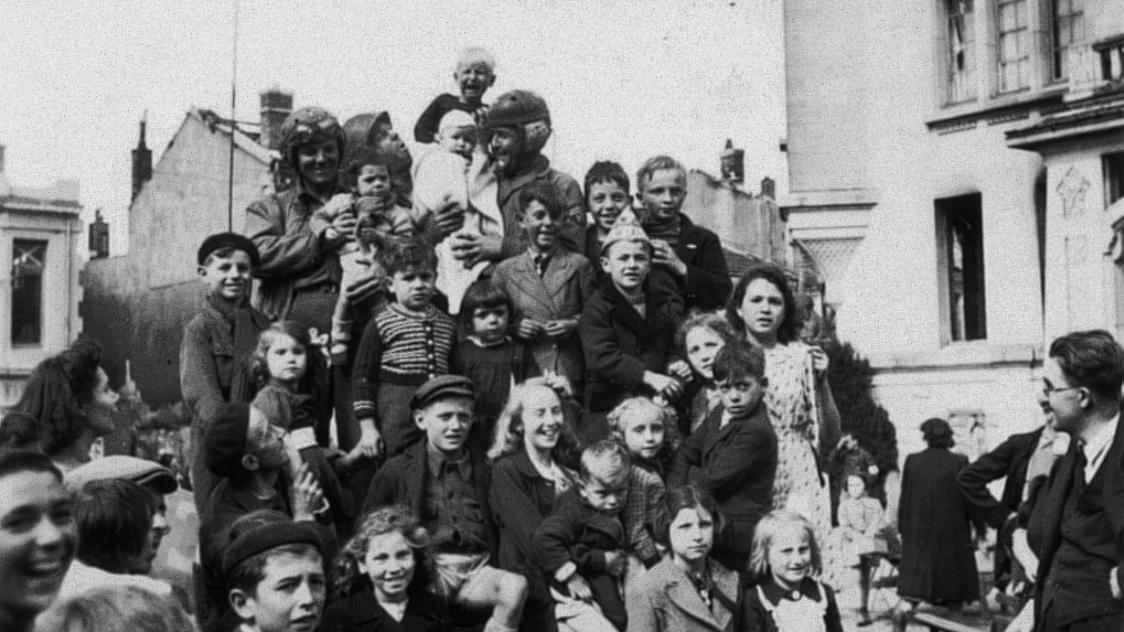 A Sermaize-les-Bains, sc&egrave;nes de joie dans une commune qui aura &eacute;t&eacute; marqu&eacute;e par un drame lors de la Lib&eacute;ration, lorsque l&rsquo;arm&eacute;e allemande en retraite traverse le village en tuant de nombreux habitants et incendiant des dizaines d&rsquo;habitations.