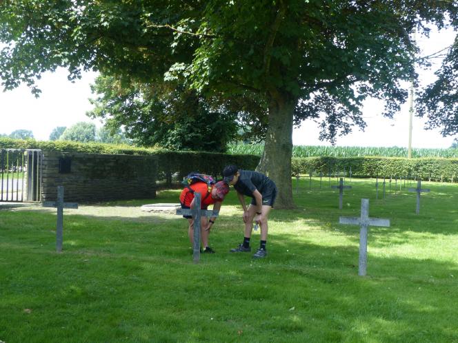 Avec des enfants on peut relever les diff&eacute;rents grades des soldats inhum&eacute;s dans le cimeti&egrave;re allemand.