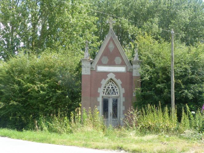 &Agrave; l&rsquo;angle de la rue de Quesnoy et du chemin des Trois Tilleuls la chapelle de la Treille d&eacute;truite par les Allemands et reconstruite par la famille Catry.