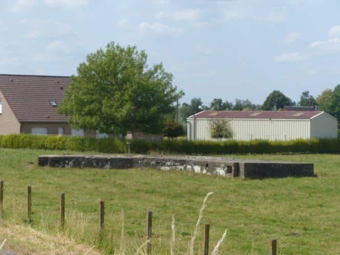 Avant de franchir le pont du Vert-Galant on remarque un premier blockhaus dans un champ &agrave; notre gauche.