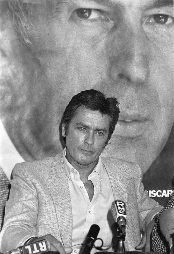 Alain Delon, soutien de Valéry Giscard d'Estaing lors de la campagne électorale de la présidentielle de 1981, le 10 avril 1981. (DOMINIQUE FAGET / AFP)