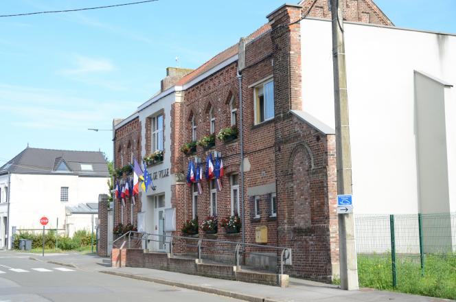 La mairie actuelle. Au fond, &agrave; gauche, des maisons ont disparu pour laisser place &agrave; la rue Jules-Chevalier.