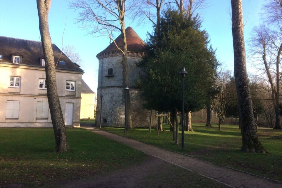 Le pigeonnier est un des vestiges du chateau historique de Chessy.