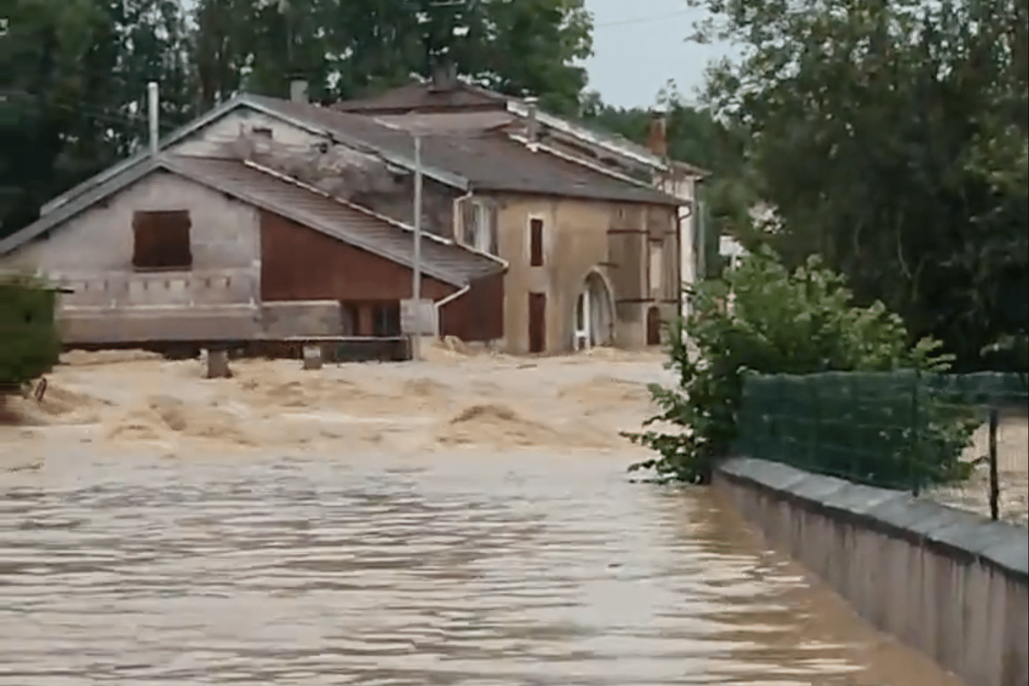, Crues : la Seine-et-Marne reste en vigilance orange, des d&eacute;g&acirc;ts dans les Vosges