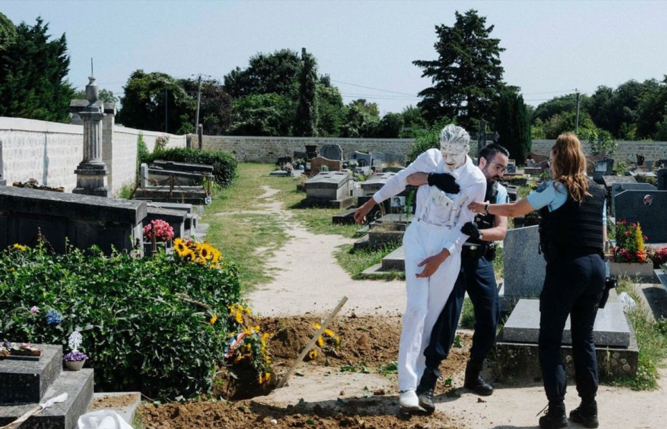 L&rsquo;artiste b&eacute;larusse Alexei Kuzmich arr&ecirc;t&eacute; dans le cimeti&egrave;re d&rsquo;Auvers-sur-Oise, en &Icirc;le-de-France, pour avoir creus&eacute; autour de la tombe de Van Gogh le 29 juillet 2024.