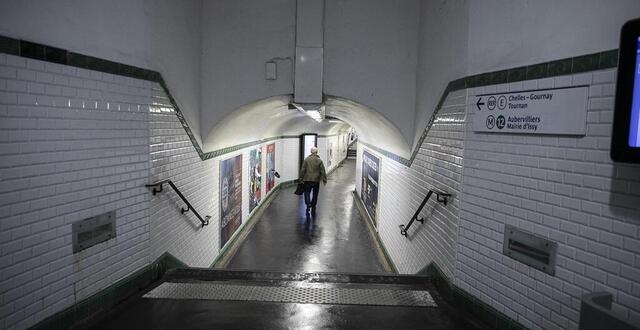 photo les escaliers du m&eacute;tro parisien rendent difficile, voire impossible, la circulation de personnes en situation de handicap. photo d&rsquo;illustration. &copy; yann castanier / ouest-france 