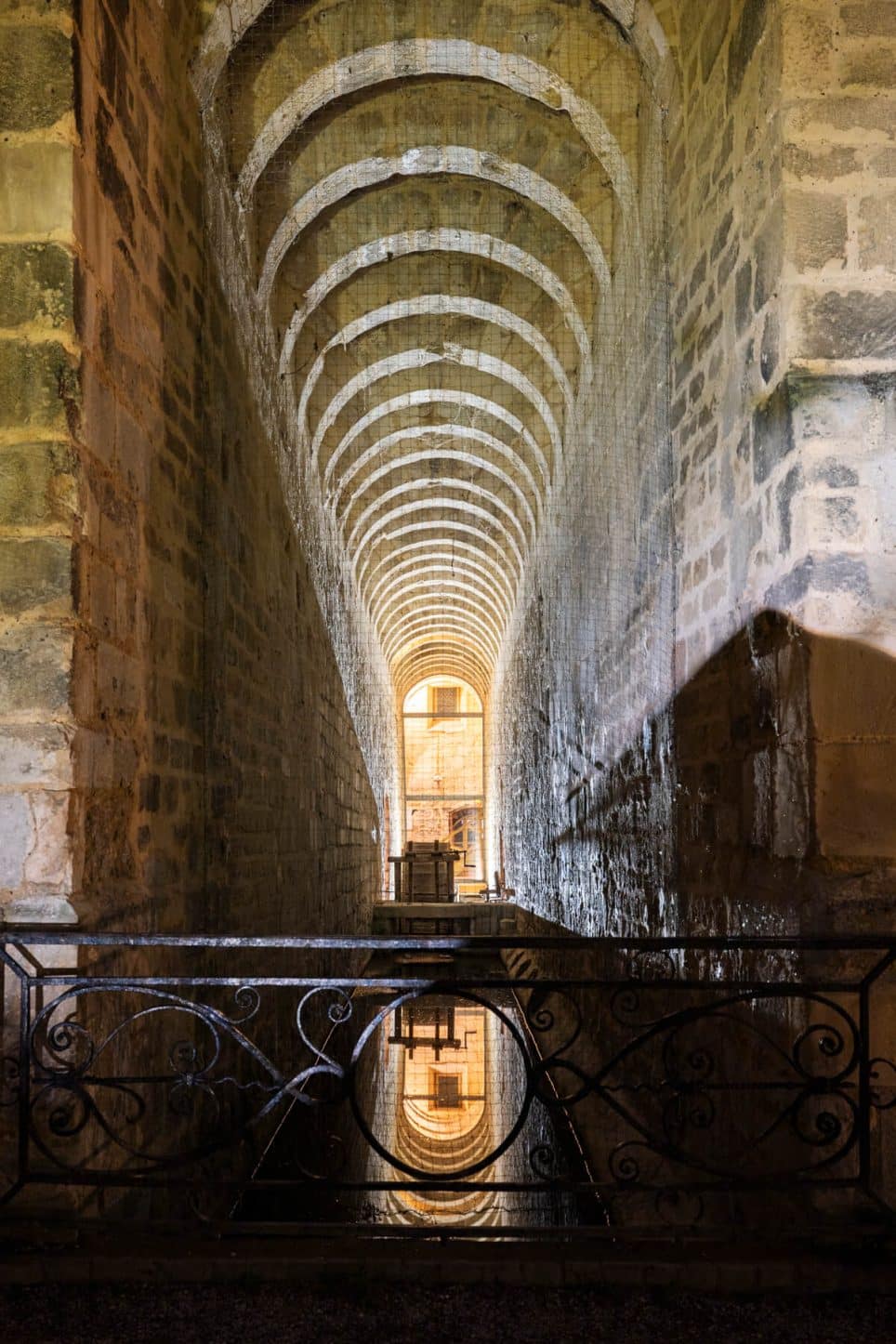 Le b&acirc;timent des latrines et le canal servant &agrave; l&rsquo;&eacute;vacuation des eaux us&eacute;es
