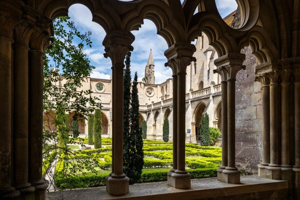 Vue du jardin &agrave; travers les arcatures du clo&icirc;tre