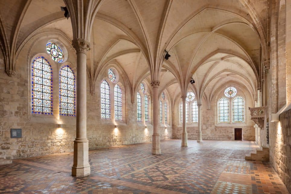 Le r&eacute;fectoire des moines connut de nombreux usages : ateliers et s&eacute;choirs au cours de la R&eacute;volution, chapelle au cours de la seconde moiti&eacute; du xixe si&egrave;cle, et salle de spectacle aujourd&rsquo;hui
