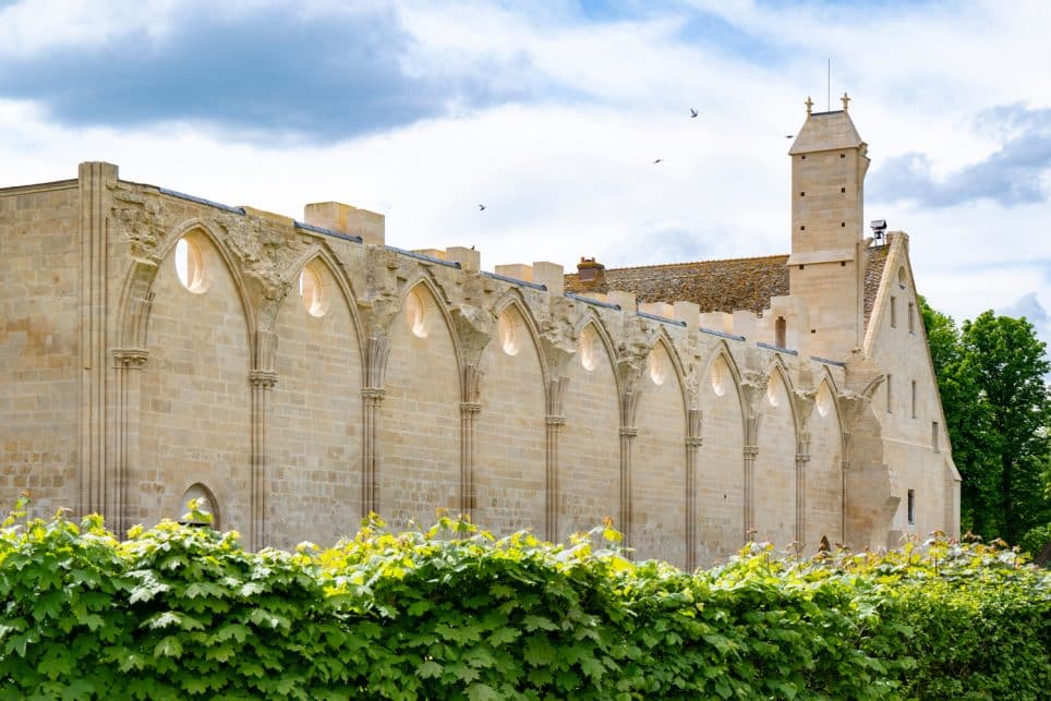 La r&eacute;novation du mur sud de l&rsquo;ancienne abbatiale s&rsquo;est achev&eacute;e au printemps 2024