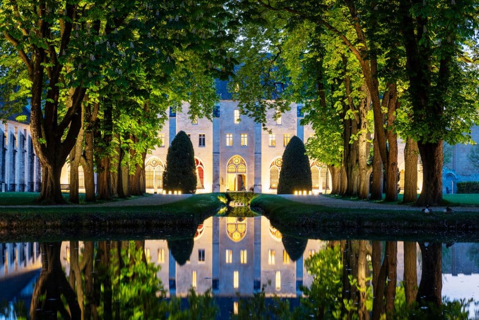 Au c&oelig;ur de l&rsquo;ancien domaine r&eacute;serv&eacute; aux moines, le b&acirc;timent des moines se refl&egrave;te dans le canal