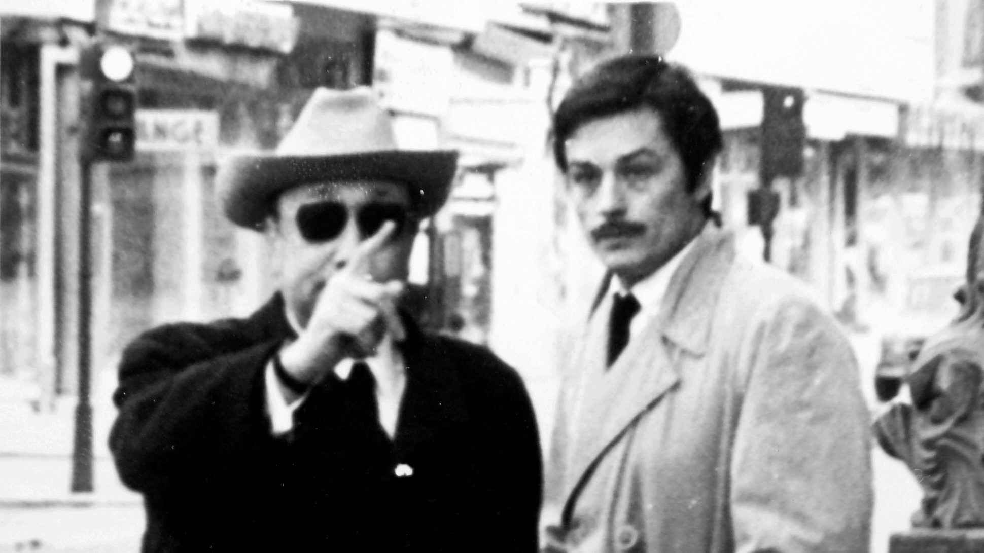 Photo du tournage du film Le Cercle Rouge de Jean Pierre MELVILLE ( &agrave; g ) avec Alain Delon.