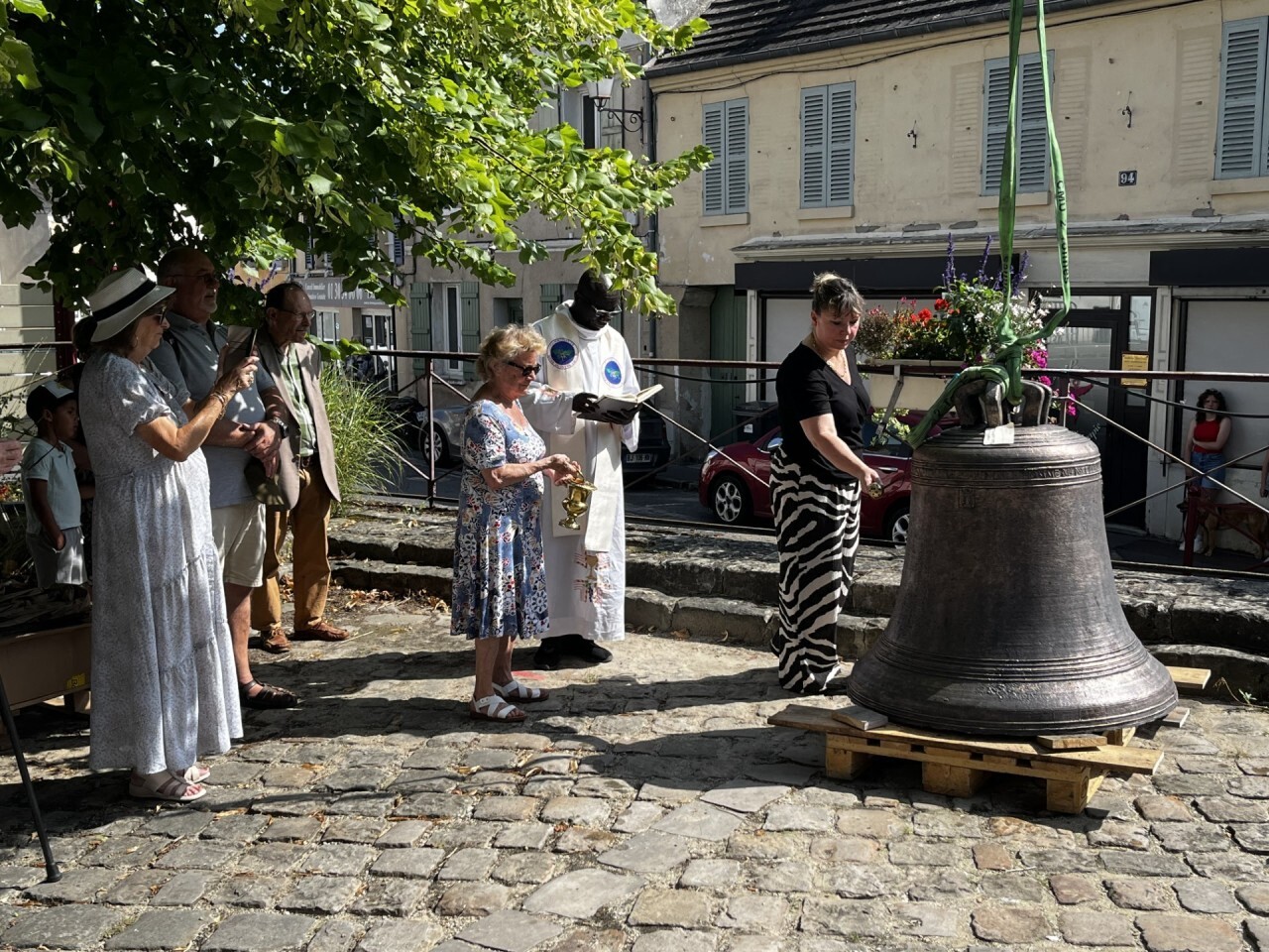 , Nicolle, 576 kg et 462 ans, a retrouv&eacute; son clocher dans le Val-d&rsquo;Oise