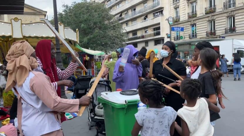 , Paris: un campement de familles à la rue installé devant la mairie du 18e arrondissement