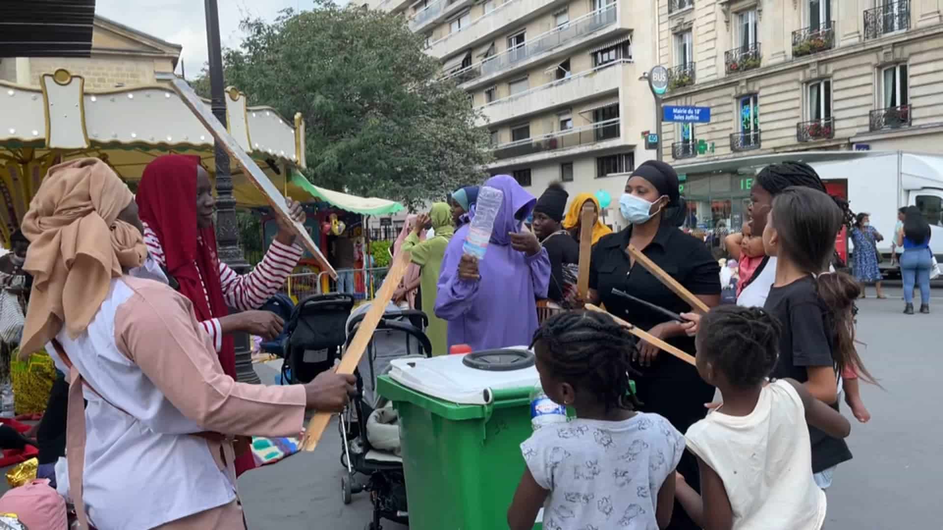 , Paris: un campement de familles à la rue installé devant la mairie du 18e arrondissement