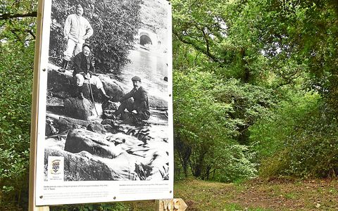 Tr&eacute;grom, la plage. Sur place, une exposition photos r&eacute;alis&eacute;e par la commune.