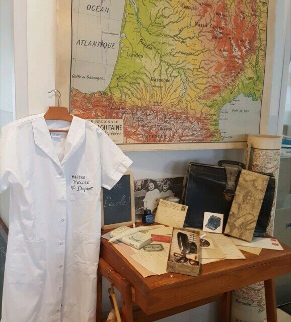 Blouse, carte du monde et table d'&eacute;colier vous feront remonter le temps
