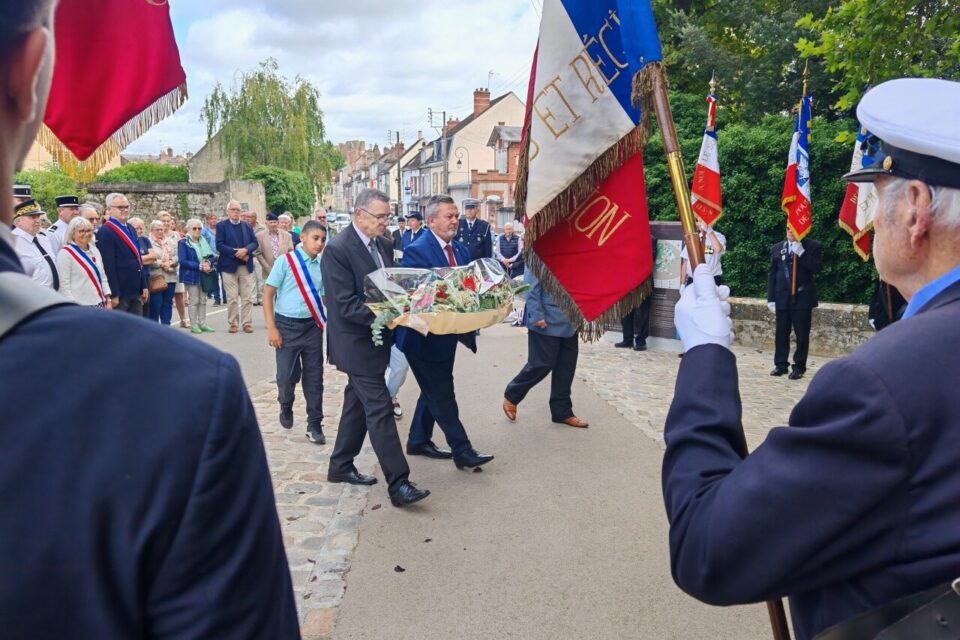D&eacute;p&ocirc;t de gerbe au square de la 5e DIUS &agrave; Nemours