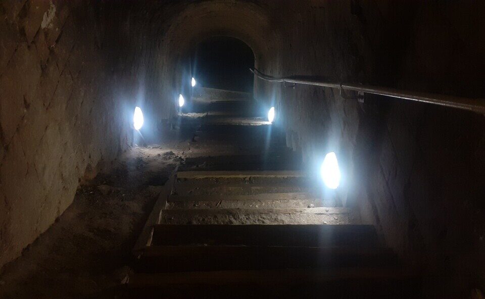 Escaliers qui m&egrave;nent vers les souterrains