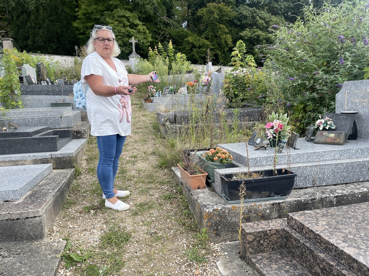 , Yvelines : des familles folles de col&egrave;re &agrave; la vue de l&rsquo;&eacute;tat de ce cimeti&egrave;re