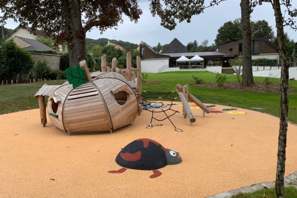 Un espace jeux dans le parc de la mairie.