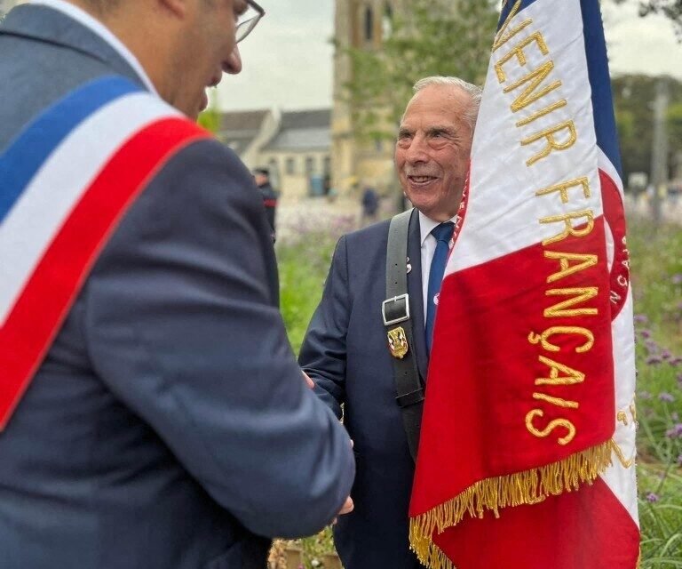 Le maire Jean-Christophe Poulet, salue un représentant du Souvenir français.