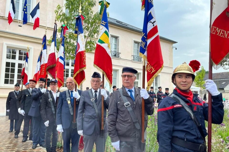 Les porte-drapeaux lors de la cérémonie dommémorative de la libération.