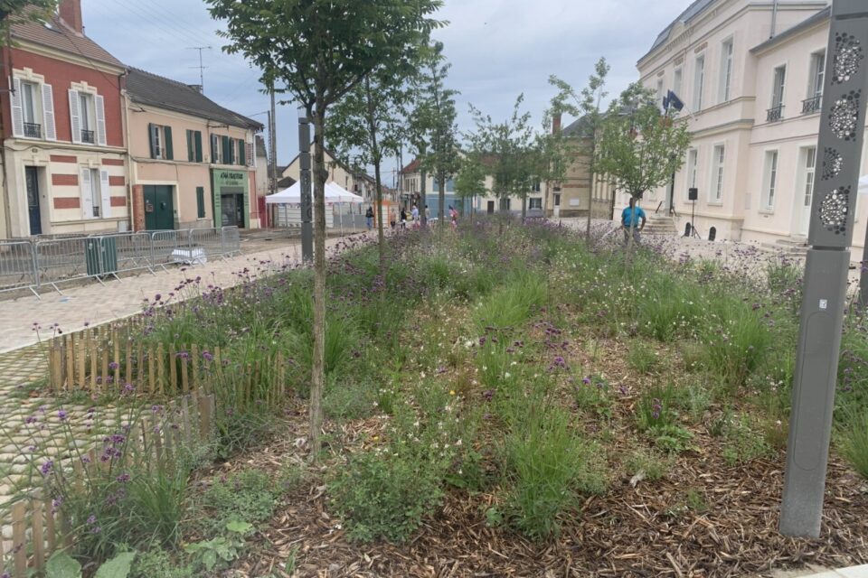 Le parking devant la mairie a été désartificialisé au profit d'espaces verts.