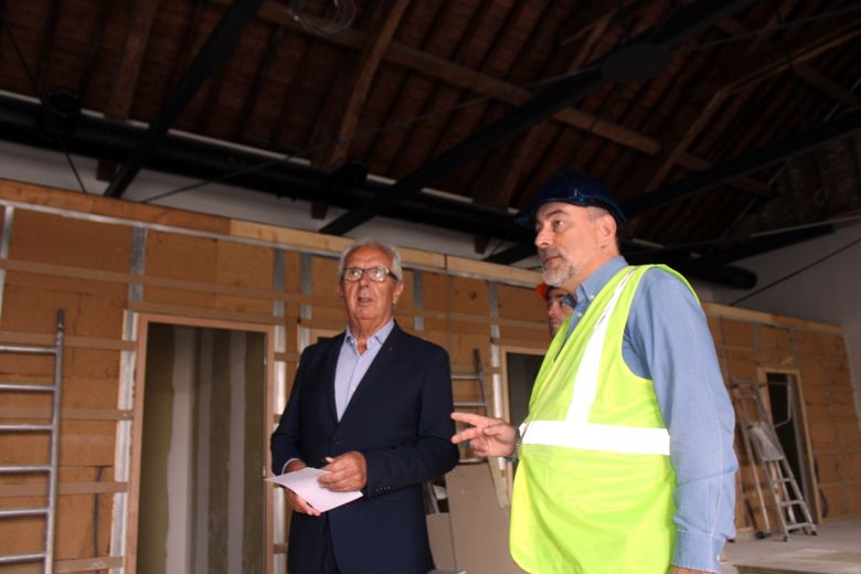 Michel P&eacute;lieu et Fran&ccedil;ois Giustiniani dans la future salle de lecture et de consultation, au dernier &eacute;tage.