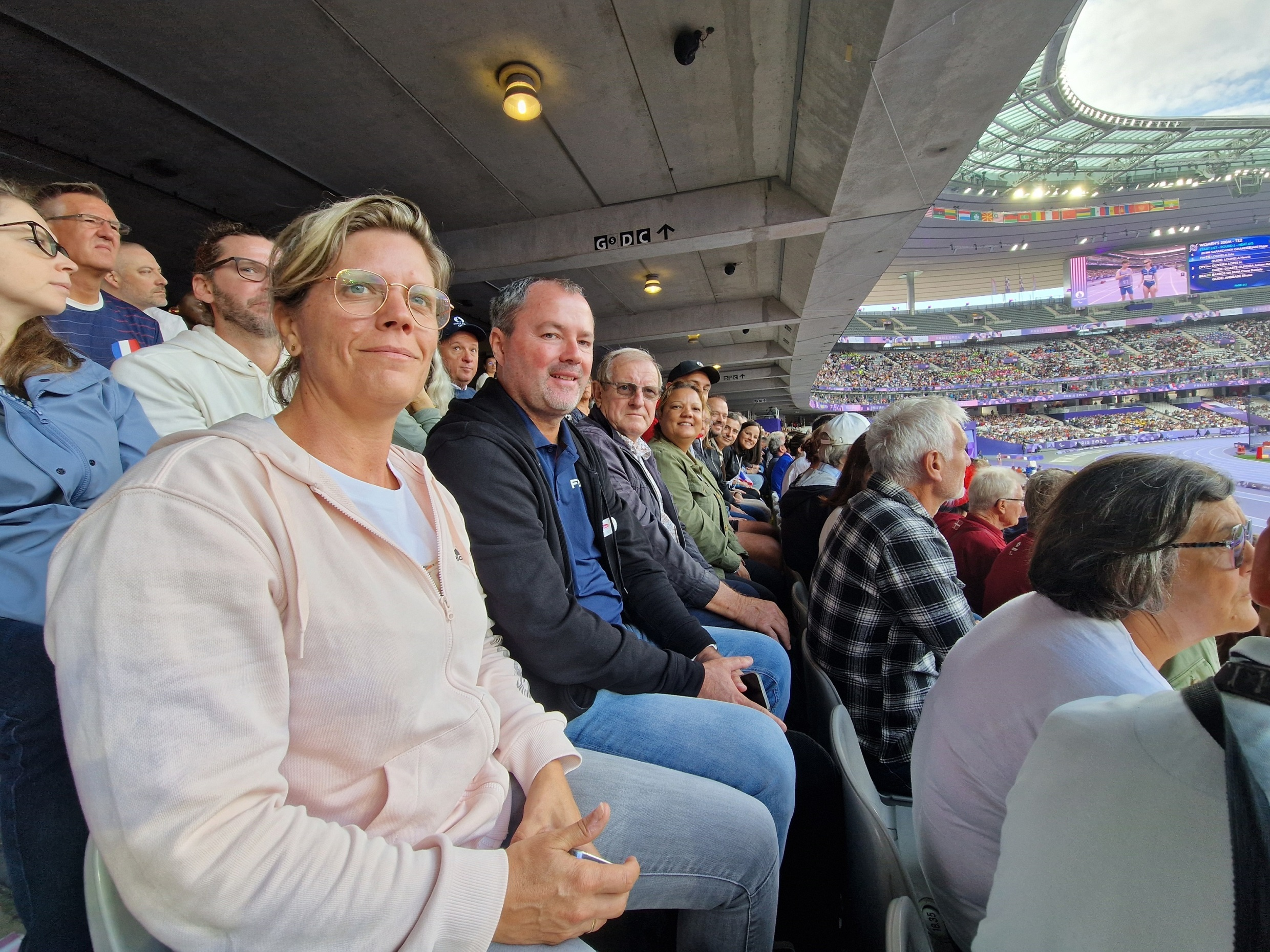 Virginie Antoninos, adjointe au Sport &agrave; Jonage, au Stade de France aux c&ocirc;t&eacute;s des responsables de la mairie, dont le maire.