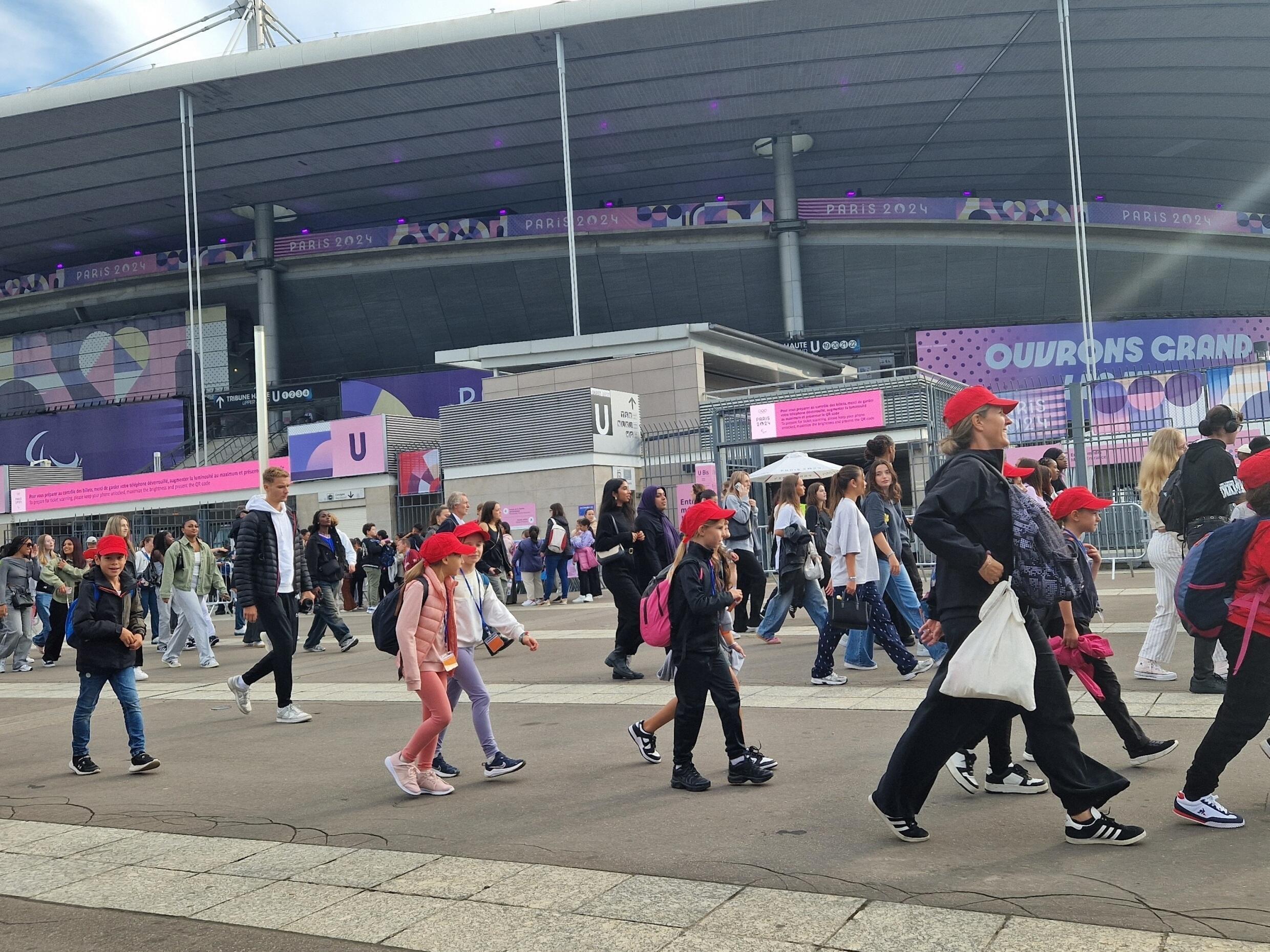 Les enfants pressent le pas en arrivant au Stade de France.