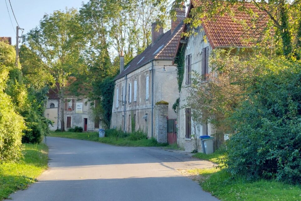 Une &eacute;glise historique, un donjon reconstruit, de vieux corps de ferme, la rue est pleine d'histoire.
