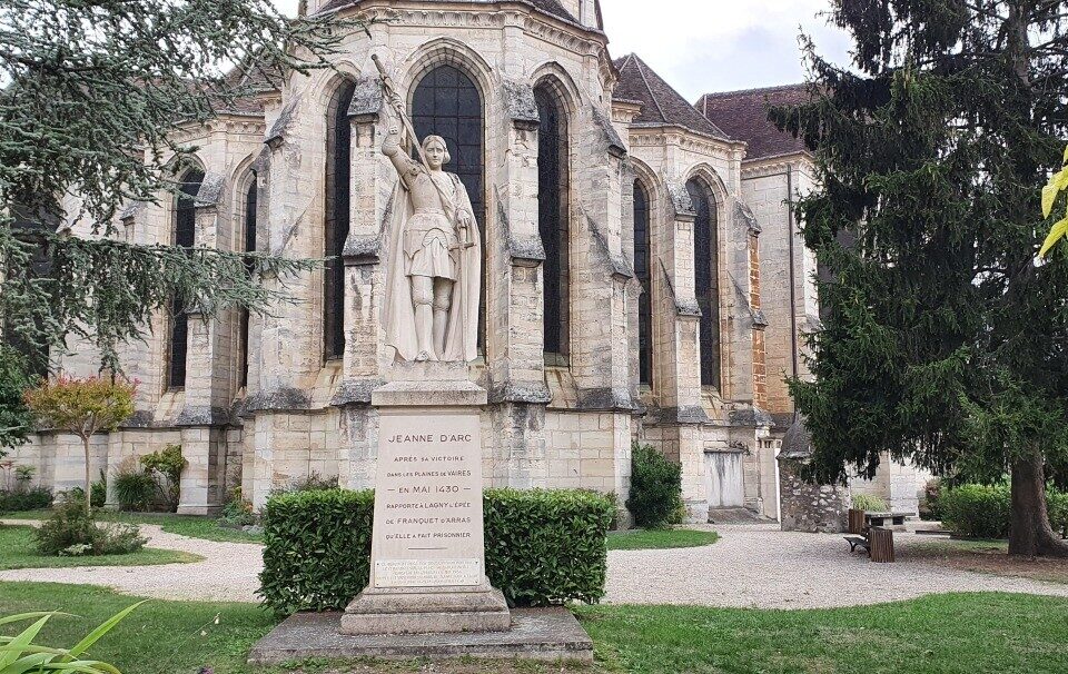 Le chevet de l'&eacute;glise, visible depuis le square Jeanne d'Arc, refl&egrave;te cette architecture remarquable.
