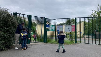 L'&eacute;cole des Fr&egrave;res-Voisin, dans le 15e arrondissement de Paris, o&ugrave; une enseignante a &eacute;t&eacute; film&eacute;e en train de frapper une &eacute;l&egrave;ve de 3 ans, le 5 septembre 2024. (BENJAMIN DERVEAUX / LE PARISIEN / MAXPPP)