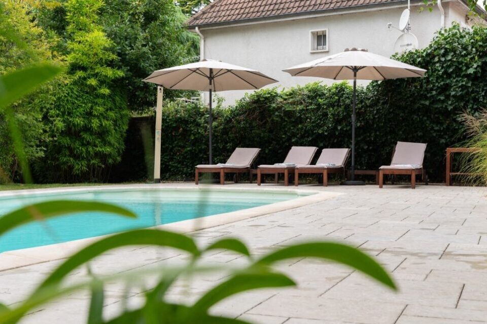 Les acquéreurs pourront profiter d'une piscine chauffée et couverte de 45 m².