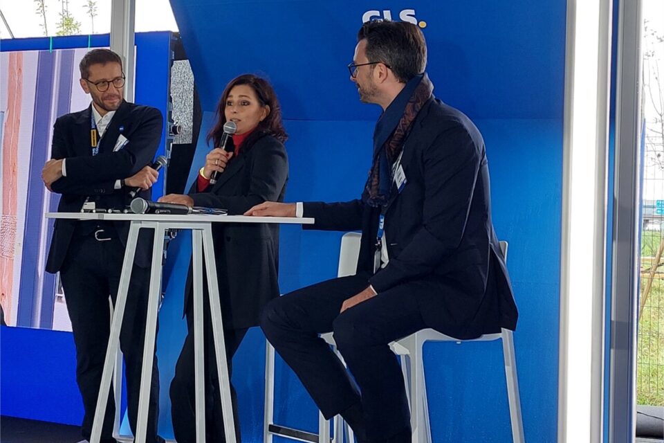 Aur&eacute;lie Gros, la maire du Coudray-Montceaux, aux c&ocirc;t&eacute;s de Nicolas Robert (&agrave; gauche), directeur g&eacute;n&eacute;ral de GLS France et du Dr. Karl Pfaff, le directeur g&eacute;n&eacute;ral de GLS Group