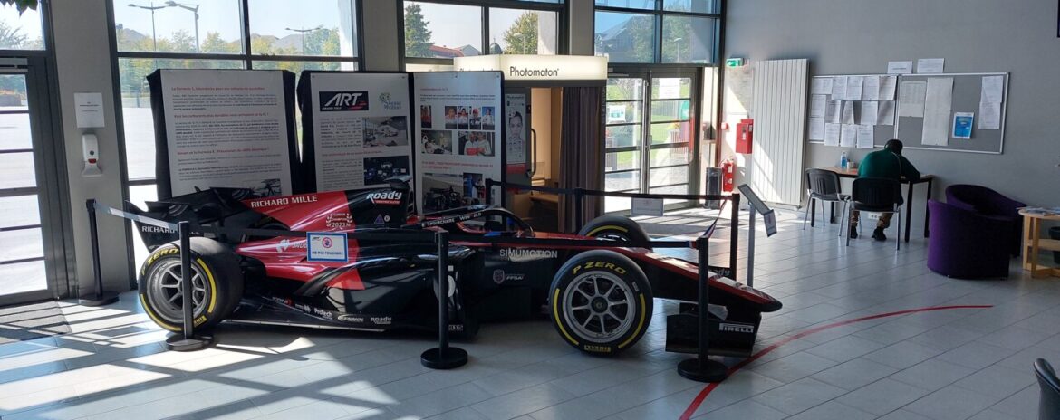 , Essonne : la voiture d&rsquo;un pilote fran&ccedil;ais champion du monde de Formule 2 expos&eacute;e dans une mairie