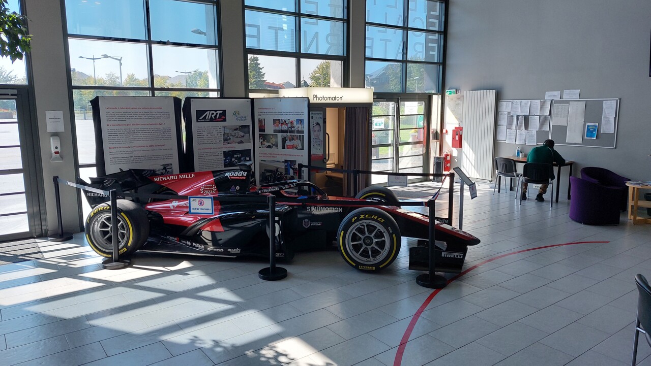 , Essonne : la voiture d&rsquo;un pilote fran&ccedil;ais champion du monde de Formule 2 expos&eacute;e dans une mairie