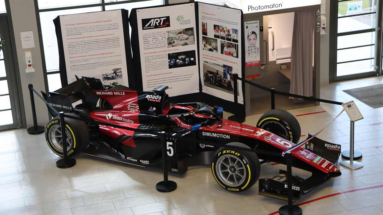 &copy;&nbsp;DR - Une Formule 2 est actuellement expos&eacute;e dans le hall de la mairie de Saint-Pierre-du-Perray, en Essonne.