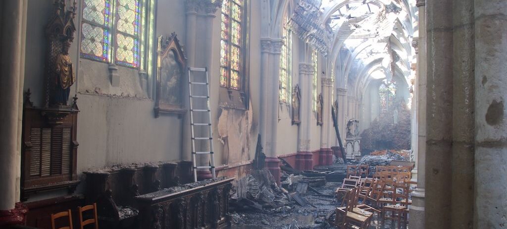 , Incendie de l&rsquo;&eacute;glise de Saint-Omer : &laquo; C&rsquo;est un m&eacute;lange d&rsquo;&eacute;motions, d&rsquo;effroi pour certains et de d&eacute;solation pour d&rsquo;autres