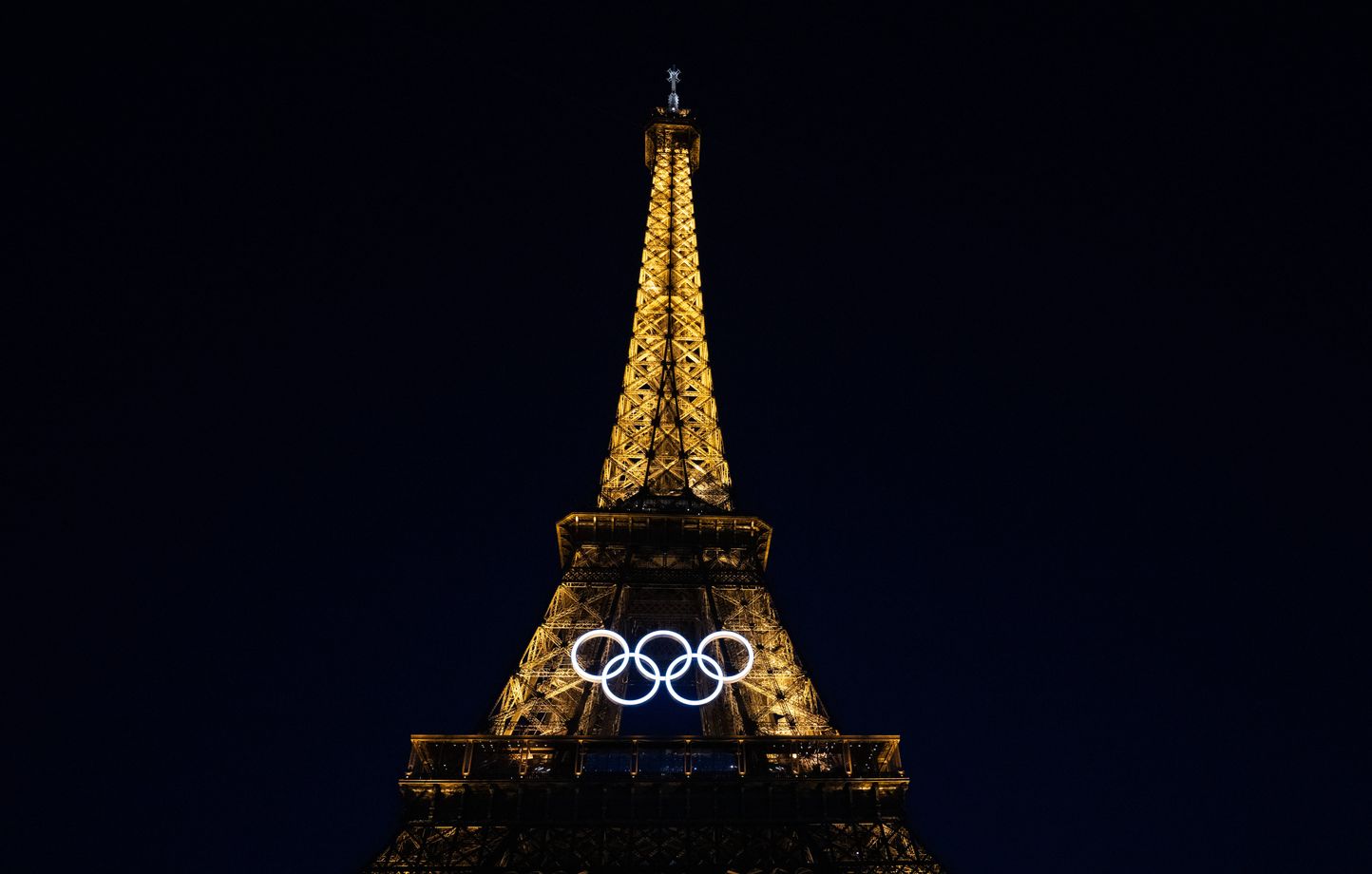 , Les anneaux olympiques &laquo; vont rester sur la tour Eiffel &raquo; apr&egrave;s les Jeux