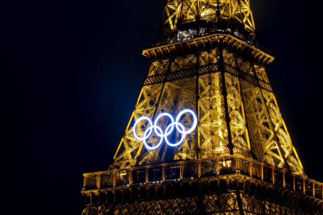 , Les anneaux olympiques vont rester sur la tour Eiffel au moins jusqu’en 2028
