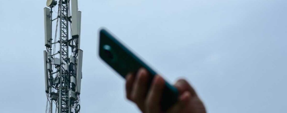 , Malgr&eacute; plusieurs recours, ce couple voit pousser une antenne 5G &agrave; quelques m&egrave;tres de leur maison