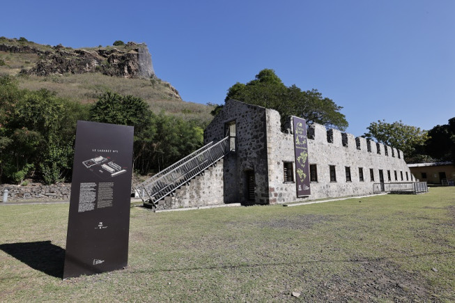 Dortoir &agrave; ciel ouvert au Lazaret de la Grande Chaloupe (La Possession et Saint-Denis) &copy; B. Bamba