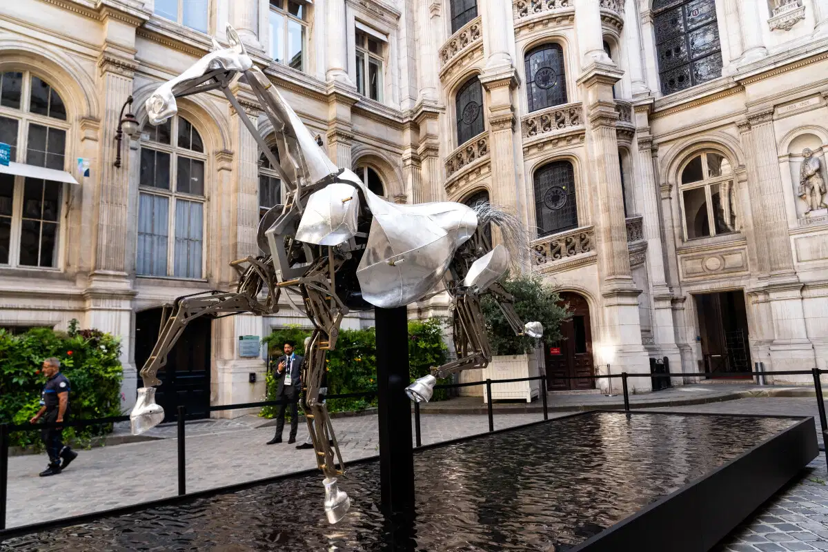 Zeus, le cheval des JO devrait finir sa course dans un mus&eacute;e parisien apr&egrave;s avoir travers&eacute; la France. 