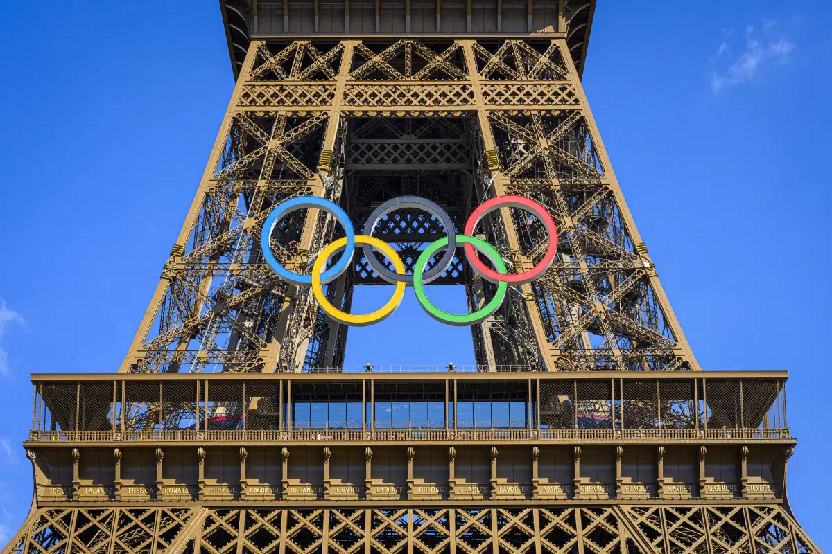 Les anneaux olympiques install&eacute;s au premier &eacute;tage de la tour Eiffel vont bient&ocirc;t dispara&icirc;tre. 
