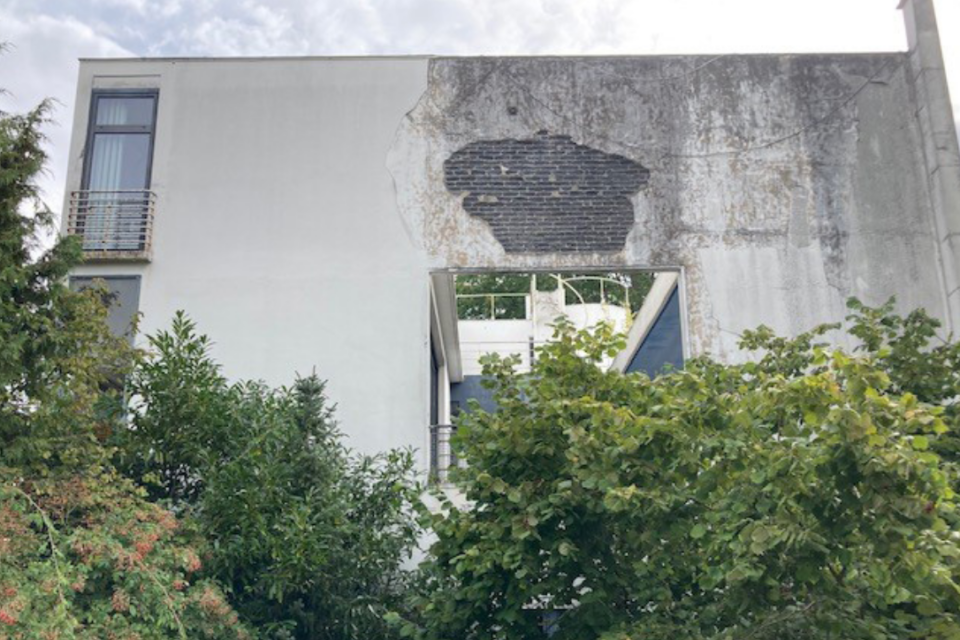 Des morceaux de b&eacute;ton se d&eacute;crochent de la fa&ccedil;ade ext&eacute;rieure.